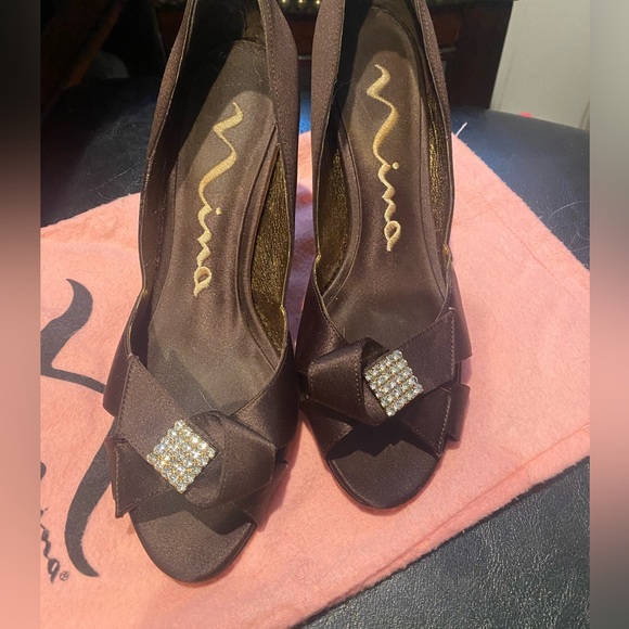 Nina Bridal, dress shoes. Chocolate brown with embellishment. Size 6.5 - Picture 2 of 3